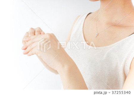 ハンドケアをする女性 37255340