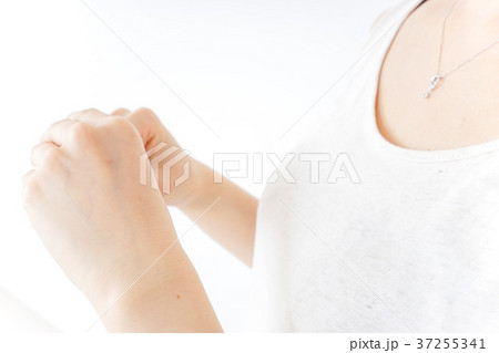 ハンドケアをする女性 ハンドケアをする女性 37255341