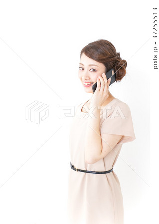 スマホを使うおしゃれ着の女性 37255513