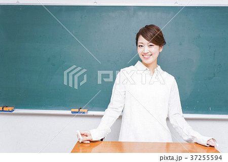 授業をする女性教師 授業をする女性教師 37255594