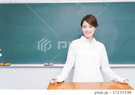 授業をする女性教師 授業をする女性教師 37255596