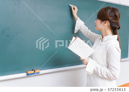 授業をする女性教師 37255613