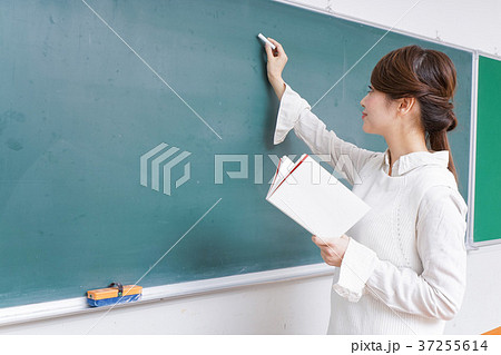 授業をする女性教師 37255614