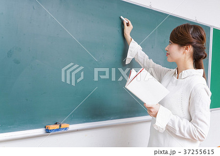 授業をする女性教師 授業をする女性教師 37255615