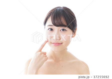 肌荒れを気にする女性 37255692