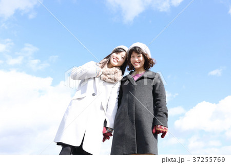 若い二人の女性 37255769