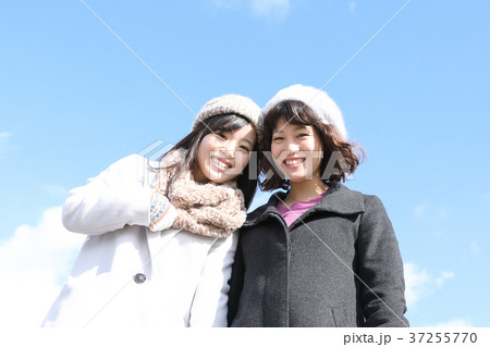 若い二人の女性 37255770