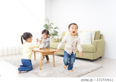 家で友だちと遊ぶ子供 家で友だちと遊ぶ子供 37255911