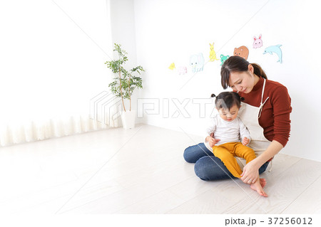 体調不良の子供と保育士 体調不良の子供と保育士 37256012