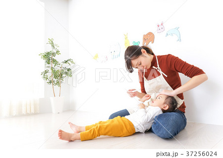 体調不良の子供と保育士 37256024