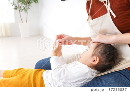 体調不良の子供と保育士 37256027