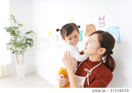 体調不良の子供と保育士 体調不良の子供と保育士 37256029