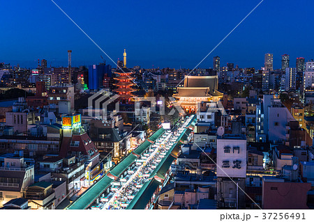 《東京都》浅草寺・初詣で賑わう浅草《元日に撮影》 37256491
