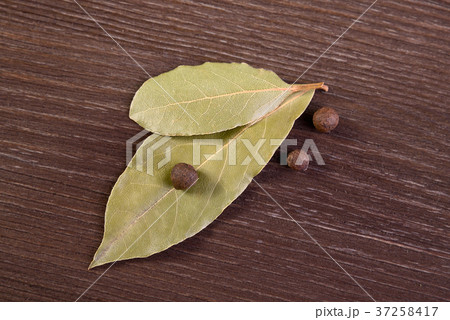 Bay leaves and allspice 37258417