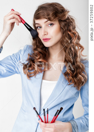 make-up artist holding makeup brush make-up artist holding makeup brush 37259802