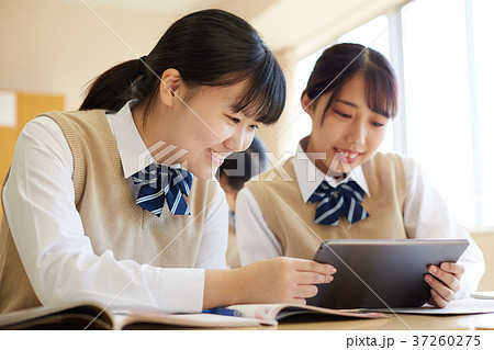タブレット　授業　女子　学生 37260275