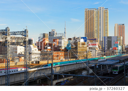 西日暮里駅を通過中の東北新幹線・E5系はやぶさ 37260327
