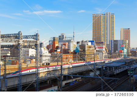 西日暮里駅を通過中の秋田新幹線・E5系 37260330