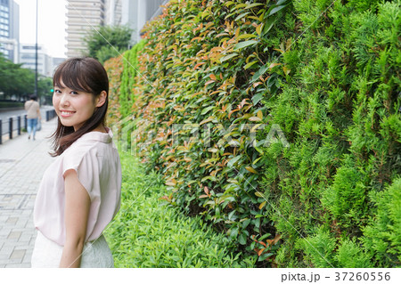 都会を歩く女性 37260556