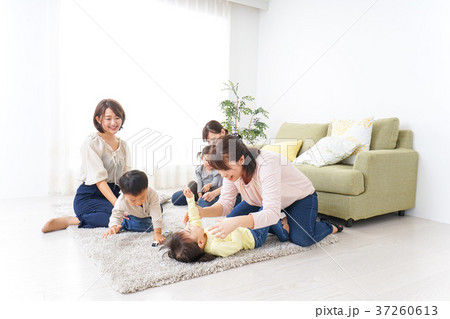自宅に集まるお母さんと子供 37260613