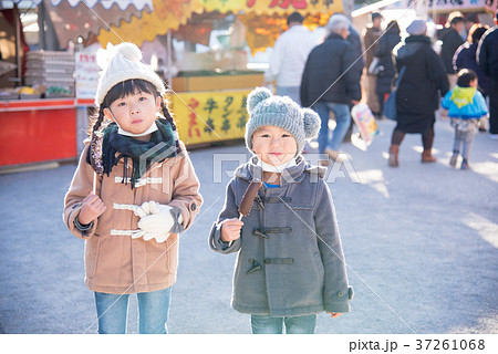 初詣でチョコバナナを食べる子供 初詣でチョコバナナを食べる子供 37261068