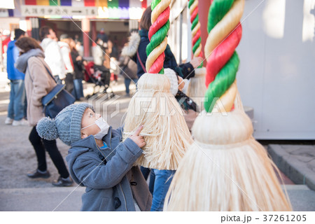 初詣をする男の子 37261205