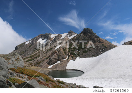 白山剣ヶ峰　青空と雲と雪と　 37261569
