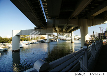 首都高「新山下橋」 37261721
