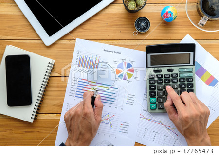 Businessman analyzing investment charts Businessman analyzing investment charts 37265473