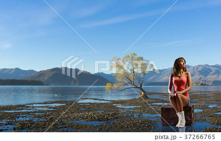 Pretty brunette retro hitchhiker Pretty brunette retro hitchhiker 37266765