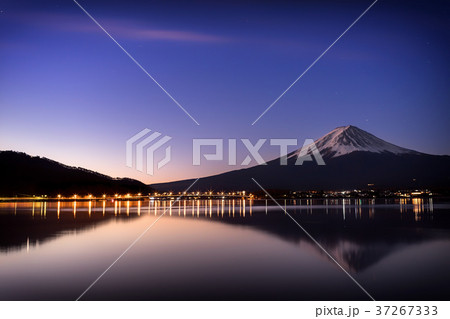 富士山 夜明け 河口湖の写真素材