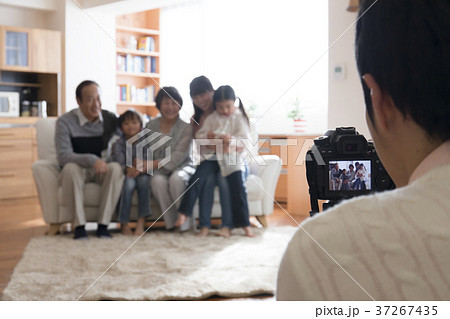 三世代 家族 団らん 家族写真 三世代 家族 団らん 家族写真 37267435