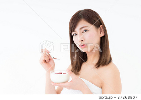 若い女性(ヨーグルト) 若い女性(ヨーグルト) 37268807