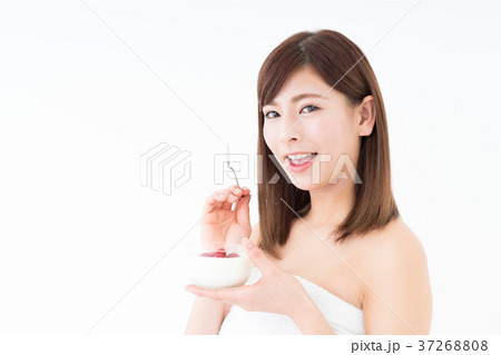 若い女性（ヨーグルト） 37268808