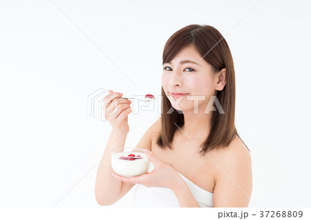 若い女性(ヨーグルト) 若い女性(ヨーグルト) 37268809