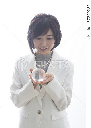 ガラス玉を持つ女性 37269285