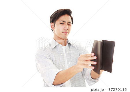 財布を持つ男性 37270116