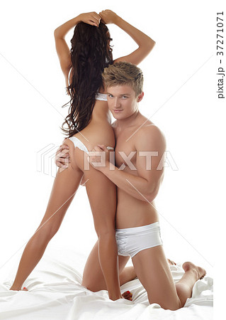 Playful man undresses slim tanned girl 37271071
