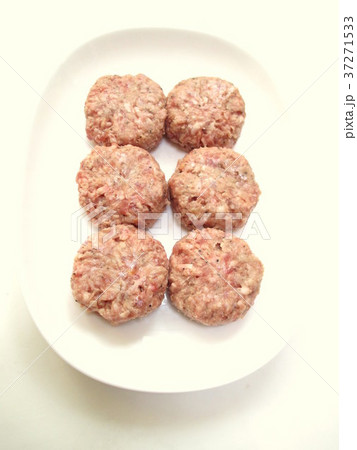 成形した生のミニハンバーグ 成形した生のミニハンバーグ 37271533