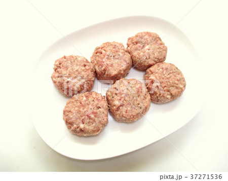 成形した生のミニハンバーグ 成形した生のミニハンバーグ 37271536