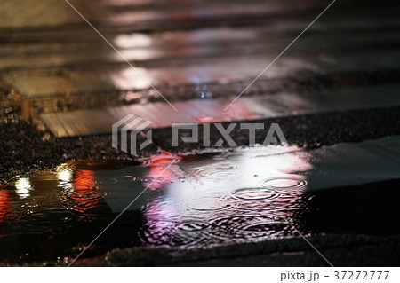 雨の繁華街 37272777