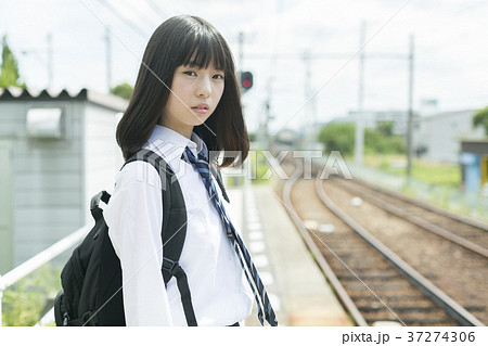 駅の女子高生の写真素材