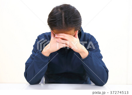 落ち込む 落ち込む 37274513