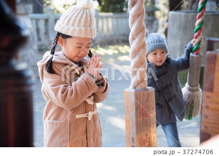 初詣をする子供 37274706