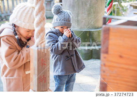 初詣をする子供 37274723