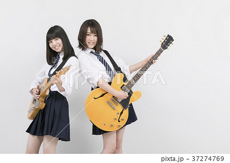 ギターを弾く女子高生の写真素材