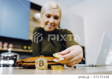 woman bitcoin trading 37275108