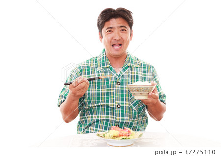 食事を楽しむ男性 37275110