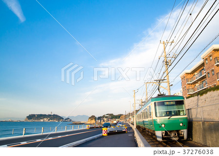 江ノ電と江の島 37276038