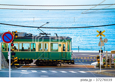 江ノ電 鎌倉高校駅前の踏切の写真素材 [37276039] - PIXTA